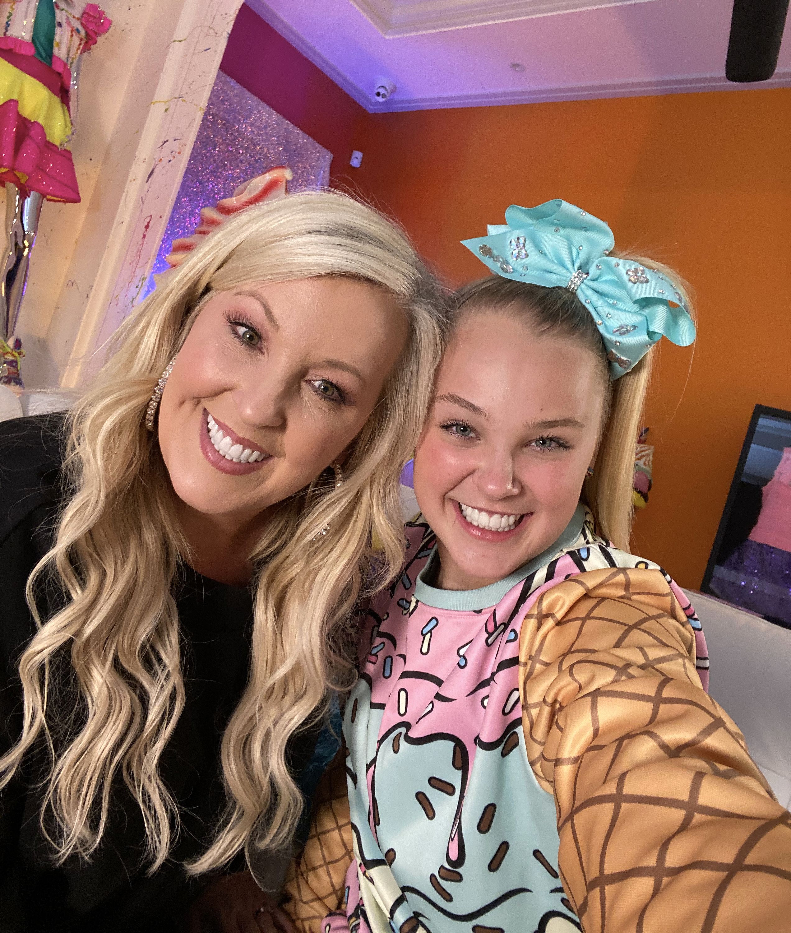 JoJo Siwa y su madre son los anfitriones de un nuevo concurso de realidad, "Siwas Dance Pop Revolution" en Peacock