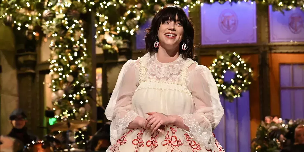 Billie Eilish lució un vestido parcialmente transparente que, según ella, parece algo del armario de la señora Claus mientras presentaba 'Saturday Night Live'