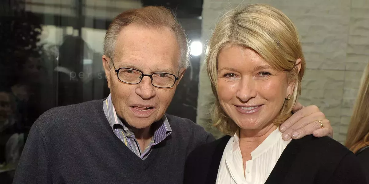 Martha Stewart dice que nunca salió con Larry King a pesar de que éste se mostró