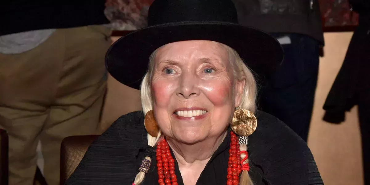 Joni Mitchell dice que se une a Neil Young y retira su música de Spotify por 