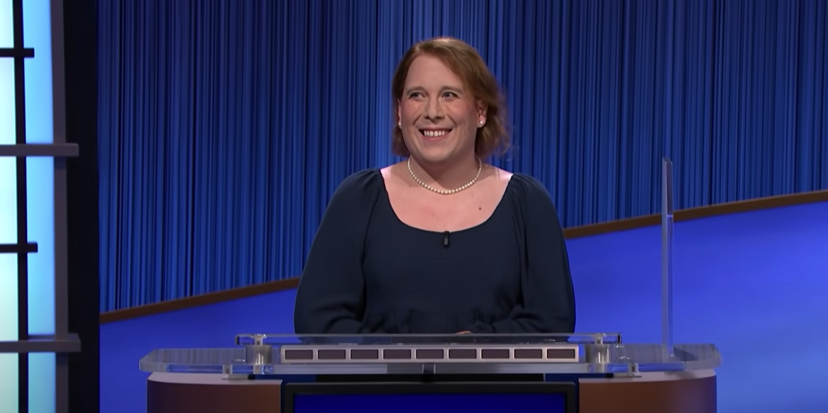 La campeona de 'Jeopardy!', Amy Schneider, supera el millón de dólares en ganancias, lo que la consolida como la mujer con más ingresos y más tiempo en el programa