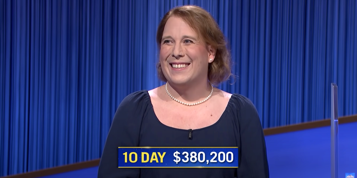 La concursante de "Jeopardy" ganadora de un récord, Amy Schneider, responde a los tuits transfóbicos