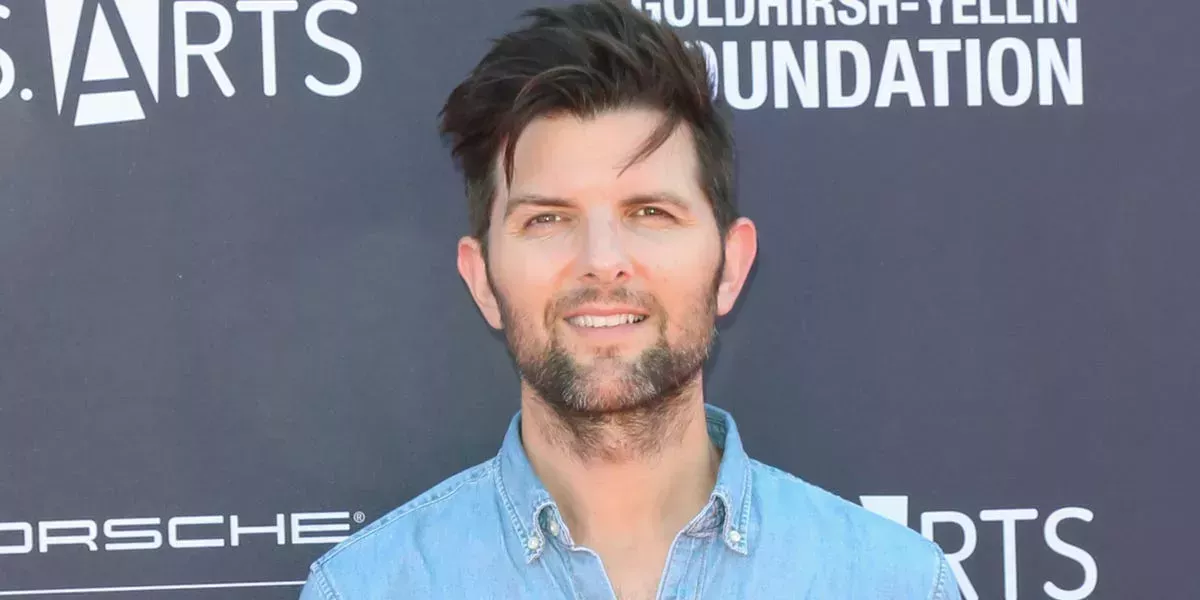El protagonista de 'Severance', Adam Scott, explica cómo lloró la muerte de su madre