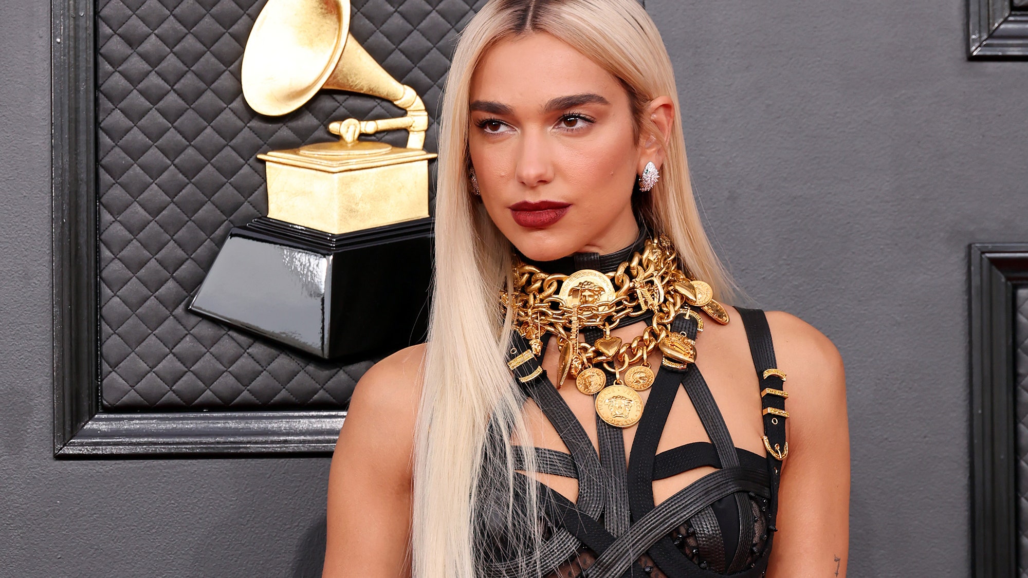 Dua Lipa se vuelve rubia en los Grammy 2022