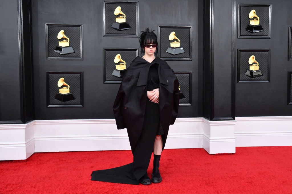 Billie Eilish homenaje a batman con su vestido en los Grammys