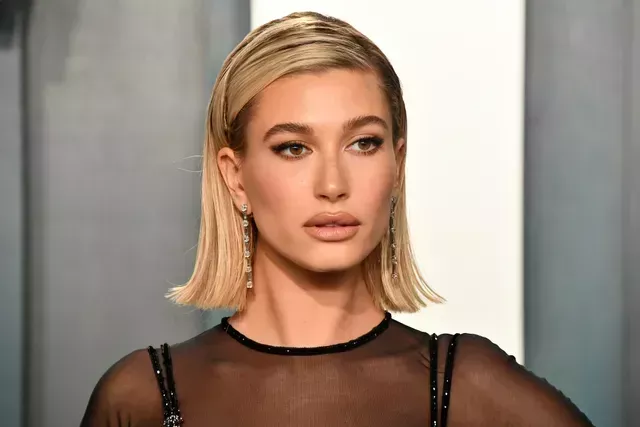 El mes pasado, Hailey Bieber compartió en las redes sociales que se había recuperado después de sufrir un mini accidente cerebrovascular el 10 de marzo.