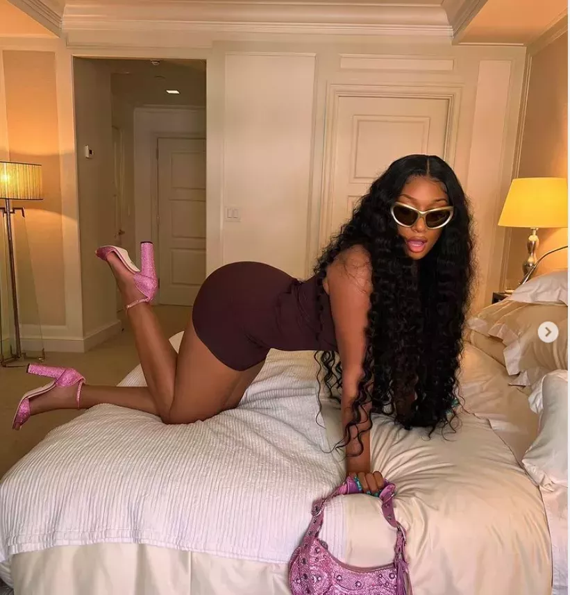 Si algo me ha enseñado Megan Thee Stallion es que Hot Girl Summer no es una sola temporada, es un estilo de vida que dura todo el año. Pero ahora que Hot Girl Summer 2022 está literalmente a solo unas semanas de distancia, Hot Girl Coach está en su forma más auténtica, ya inunda las fuentes con contenido de Hot Girl de grado A (un término que inventé solo para ella).  Sobre las calles de la ciudad de Nueva York, la rapera posó en su habitación de hotel con un vestido ajustado marrón chocolate de Fashion Nova. Combinó el mini neutral con tacones de purpurina rosa y un bolso rosa metalizado a juego, el punto focal de su look sorprendentemente simple. Una obra de teatro con el estilo motero característico de Balenciaga, el bolso de hombro Le Cagole de Megan me trae grandes recuerdos de 2004.  Apareciendo nuevamente en los últimos años, este accesorio fue una vez un elemento básico para las chicas fiesteras de principios de la década de 2000. La era se trataba de opulencia y ostentación exagerada (ambos temas constantes dentro del armario de Megan) y este bolso es la representación perfecta, con tachuelas plateadas punky, un acabado de cocodrilo brillante y un espejo colgante en forma de corazón.  La pequeña bolsa de hombro ofrece suficiente espacio en la bolsa para su Blackberry, ejem, me refiero a iPhone, brillo de labios y las gafas de sol nostálgicas inspiradas en Y2K de su elección.  Aunque el bolso de $ 2k de Megan todavía se puede comprar en línea, obtuve algunos bolsos de imitación, ya sabes, por si acaso.