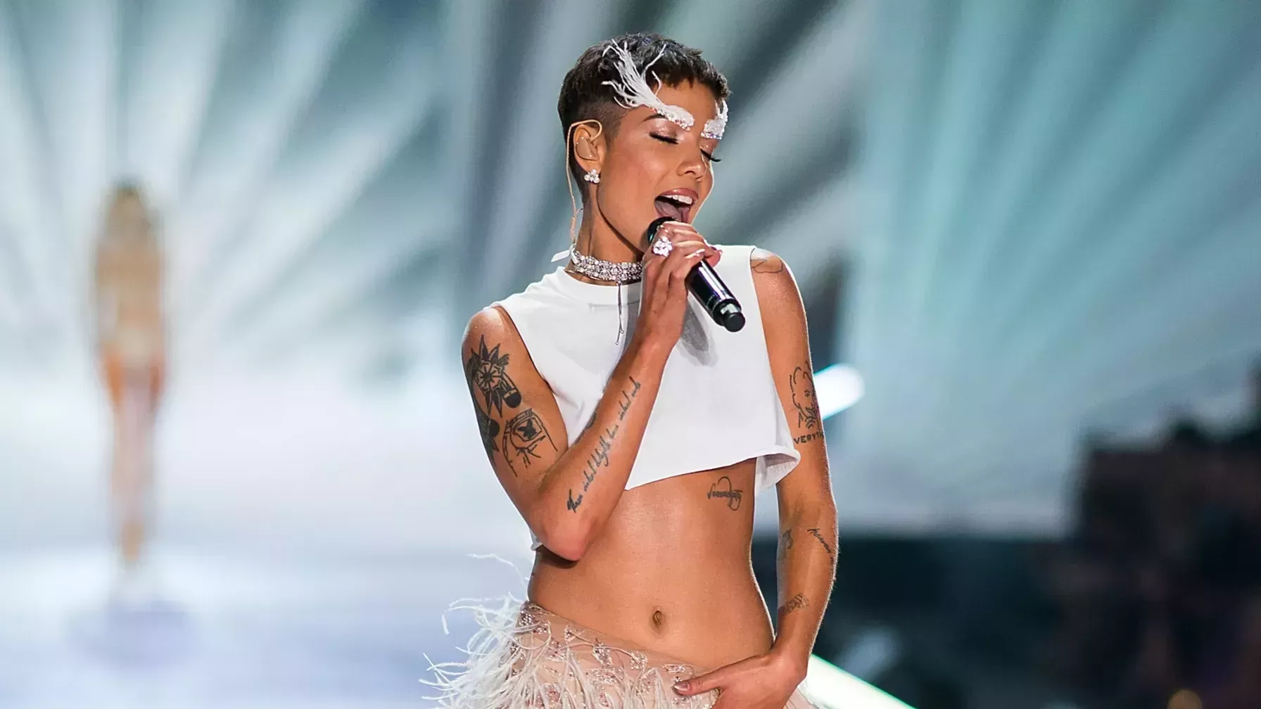 Halsey habla sobre sus múltiples problemas tras el embarazo  de salud