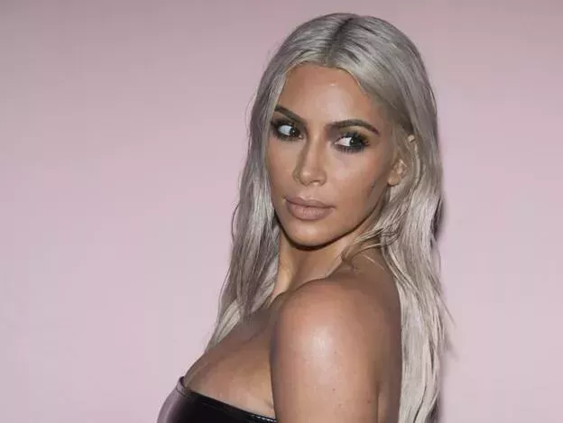 Kim Kardashian vuelve a ser rubia. La estrella decoloró su cabello castaño oscuro a rubio platinado para usar el vestido de pedrería "Feliz cumpleaños"
