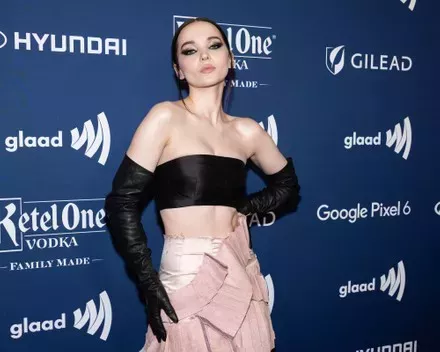 Dove Cameron asistió a los GLAAD Media Awards del viernes por la noche en dos increíbles ataques. La celebridad es sin duda conocida por su estilo, y continuó con su tendencia reciente de usar looks inolvidables con una dosis doble de ropa formal.  Al caminar primero por la alfombra roja de GLAAD, Dove lució un look de Prada y Saint Sintra. Con el cabello recogido en una cola de caballo baja, combinó un conjunto de alas afiladas y ahumadas con un top negro. La blusa corta combinaba perfectamente con sus guantes, que se extendían justo debajo de los hombros.  Su falda de talle alto estaba hecha de tiras de tela rosa. Cerca de la parte inferior, se asomó una tela blanca similar al tul y proporcionó un toque sutil de color contrastante.  Más tarde cambió su atuendo, usando lo que parecía ser un vestido doble. El 'fit' vanguardista de Ashlyn lució un voluminoso vestido de tul en un tono crema. Encima del tul estaba lo que parecía ser otro vestido. El vestido negro se dobló en la parte superior y se extendió hacia afuera, también ocultando una forma de vestido detallada. Dove volvió a usar guantes negros, pero esta vez, no tenían dedos y se podían ver sus largas uñas negras asomándose.  La noche doble 'fit' llega después de que Dove hiciera su debut en Met Gala con un look espacial de Iris Van Herpen. Días después, apareció en el programa de Ellen. Aunque la actuación se grabó previamente, Dove volvió a experimentar con la moda, vistiendo una capa con capucha personalizada de Martin Zepeda y un vestido de Bulgari.  La estrella de Dove sigue aumentando, así que esperamos ver más de sus impresionantes looks de alfombra roja pronto. Mientras tanto, siempre tenemos sus ataques pasados para mirar hacia atrás.