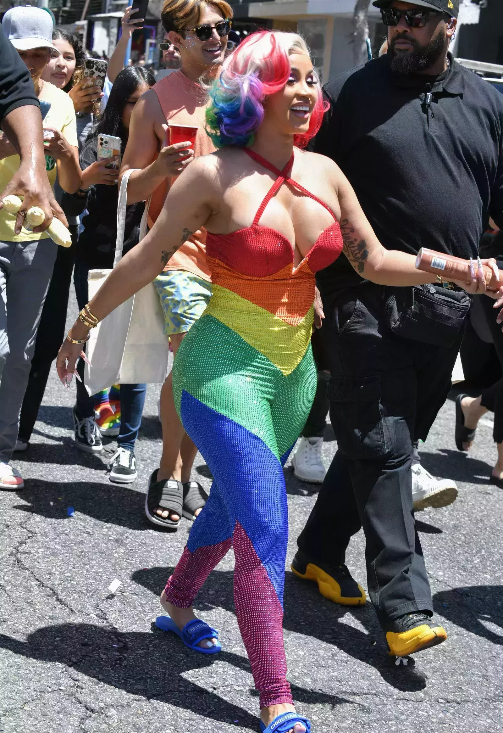 Cardi B lució el pelo y el traje de arco iris en el desfile del orgullo de WeHo - Mira las fotos