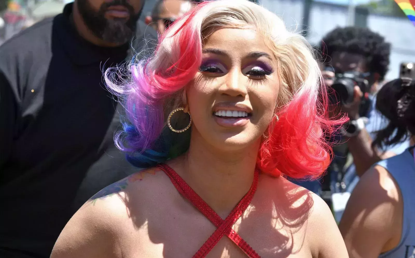 Cardi B lució el pelo y el traje de arco iris en el desfile del orgullo de WeHo - Mira las fotos