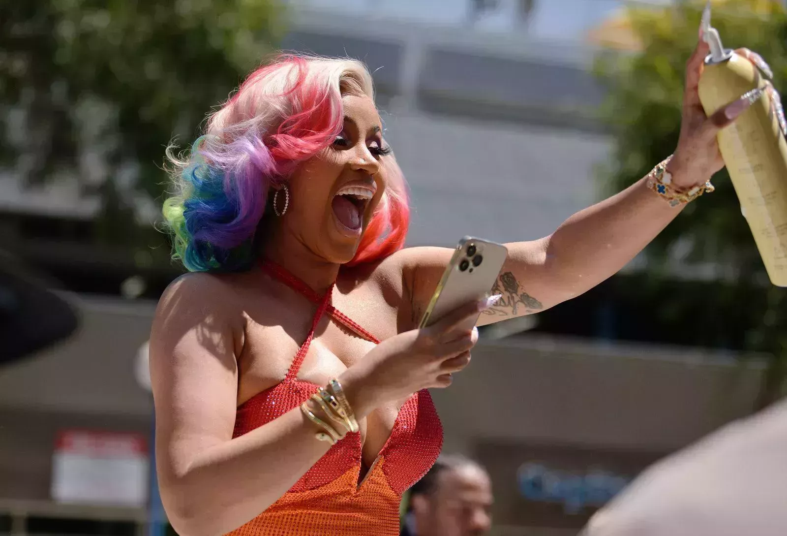 Cardi B lució el pelo y el traje de arco iris en el desfile del orgullo de WeHo - Mira las fotos