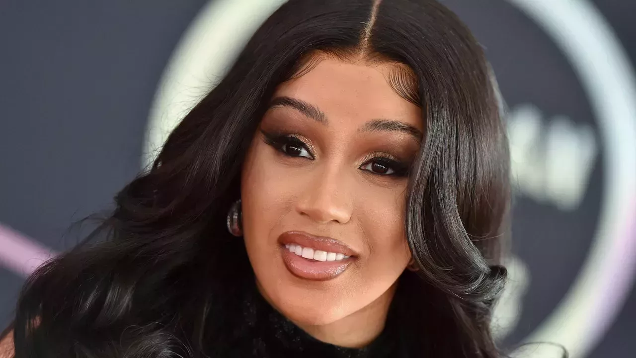 Cardi B lució el pelo y el traje de arco iris en el desfile del orgullo de WeHo - Mira las fotos