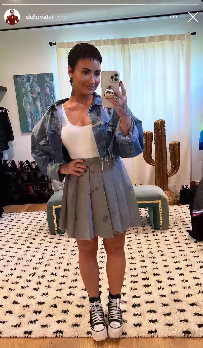 Demi Lovato combinó unas enormes zapatillas de plataforma de Converse con una falda plisada - Ver fotos