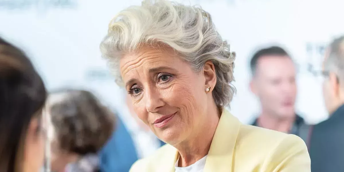 Emma Thompson dice que empezó a odiar su cuerpo a los 14 años al hablar de su experiencia al filmar una escena desnuda en su última película