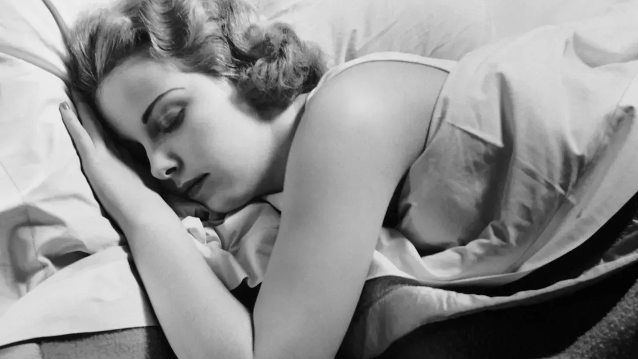 Éstas son las mejores posturas para dormir para aliviar los cólicos menstruales