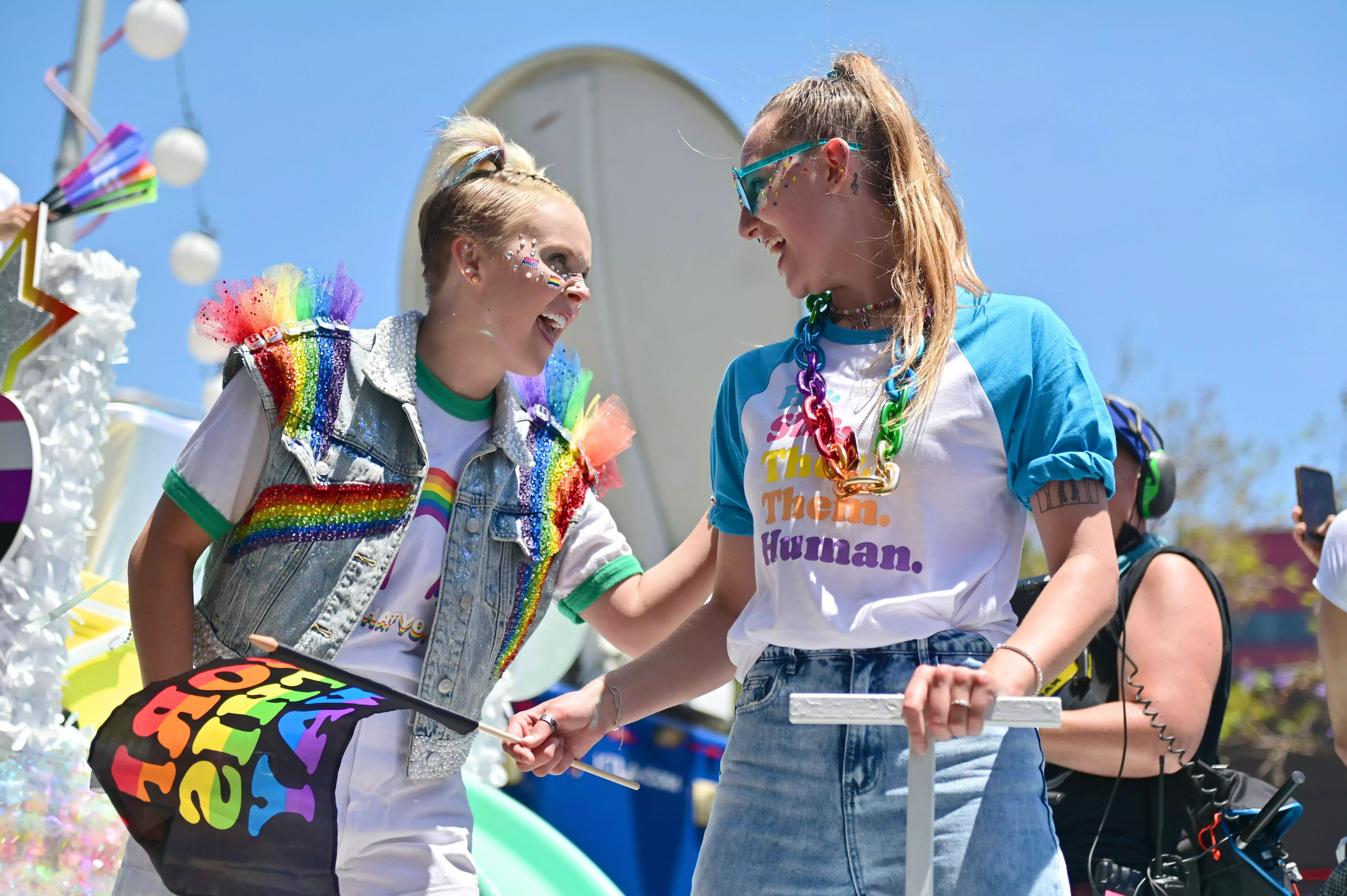 JoJo Siwa es homenajeada en el desfile del orgullo de West Hollywood