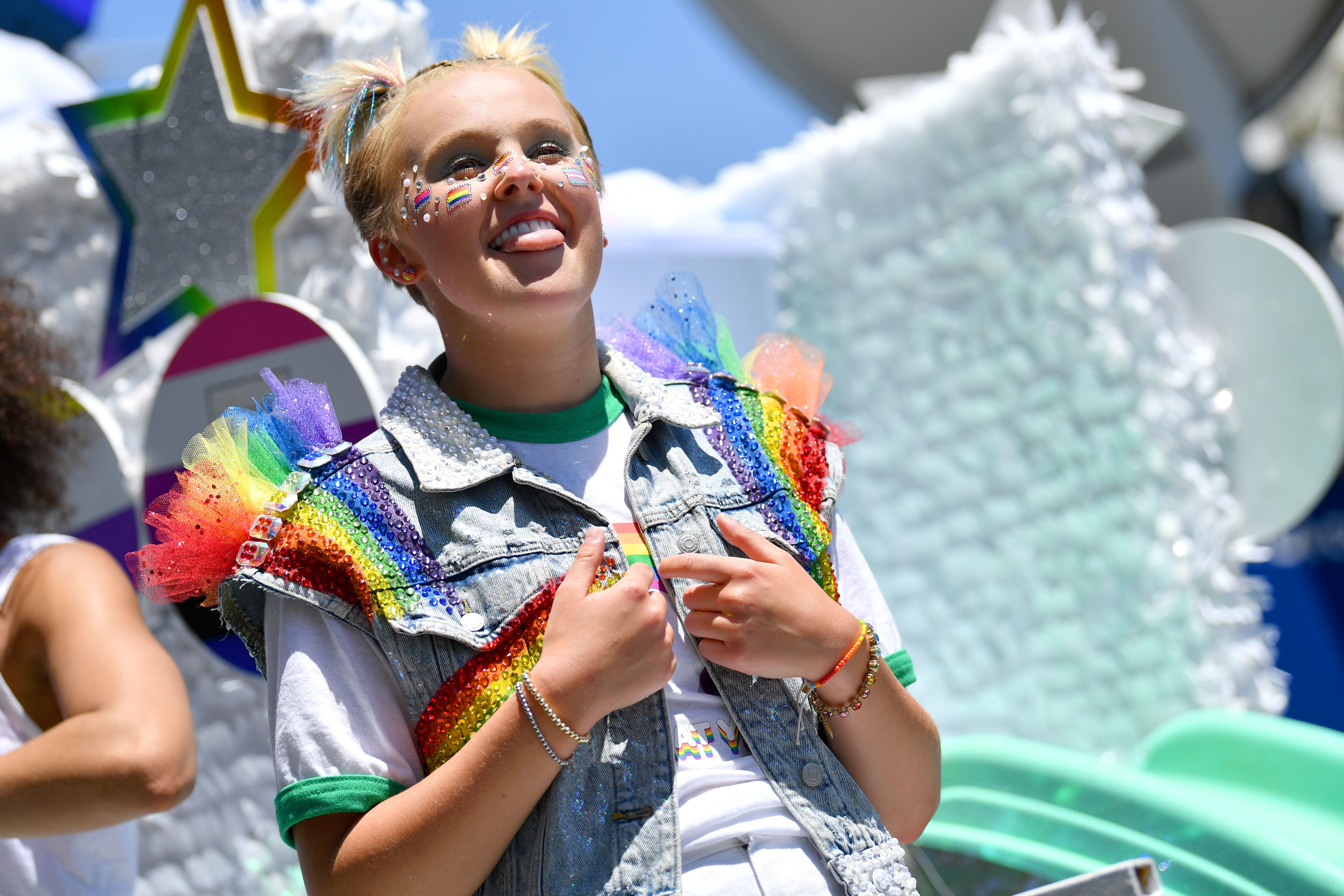 JoJo Siwa es homenajeada en el desfile del orgullo de West Hollywood