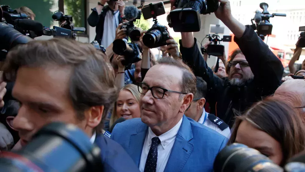 Kevin Spacey comparece por primera vez en un tribunal del Reino Unido por agresión sexual y se le concede una fianza incondicional
