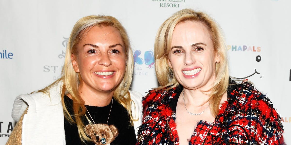 La actriz Rebel Wilson anuncia que sale con la diseñadora de moda Ramona Agruma en Instagram con el hashtag '#loveislove'