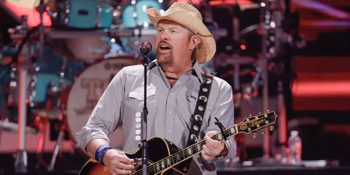 La estrella de la música country Toby Keith anuncia que ha estado luchando contra un cáncer de estómago