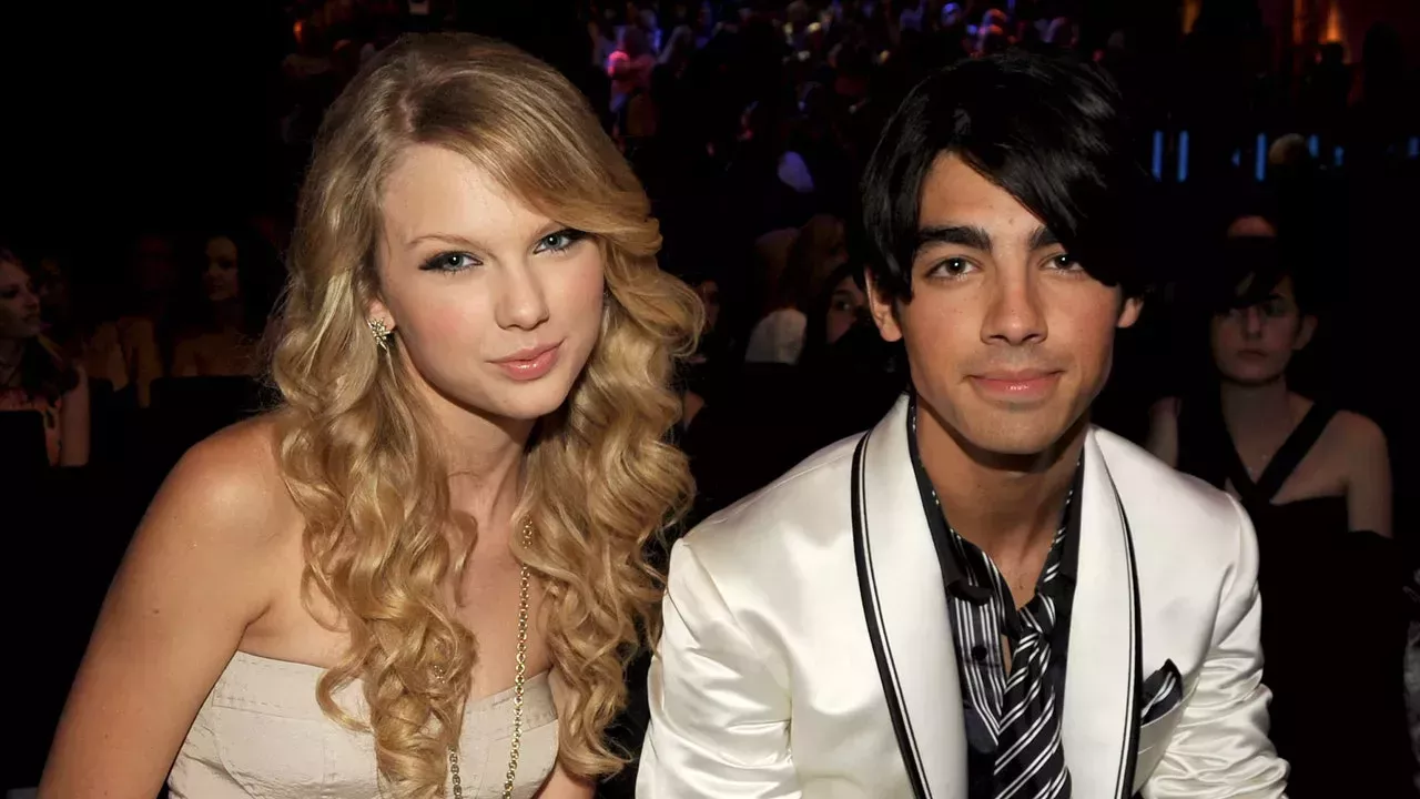 Mira cómo Joe Jonas cambia la letra de