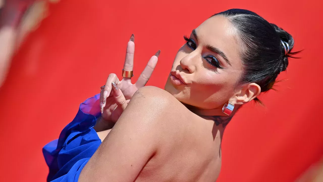 Vanessa Hudgens lució un bob rojo con micro flequillo como anfitriona de los MTV Movie & TV Awards 2022 - Ver fotos