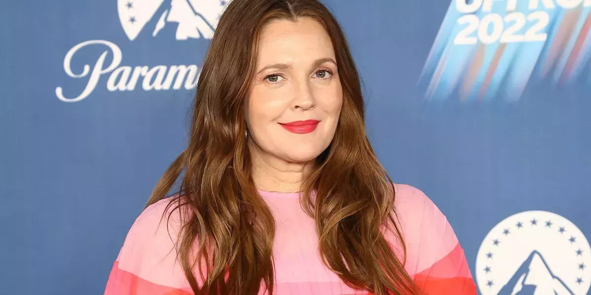 Drew Barrymore se hace viral tras publicar un vídeo retozando bajo la lluvia