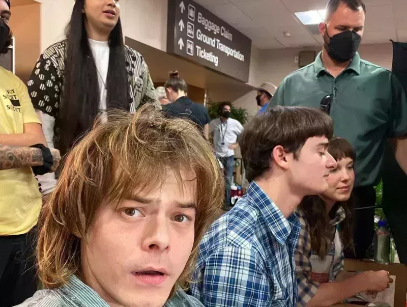 ¡El reparto de 'Stranger Things' está muy unido! Mira las fotos entre bastidores aquí