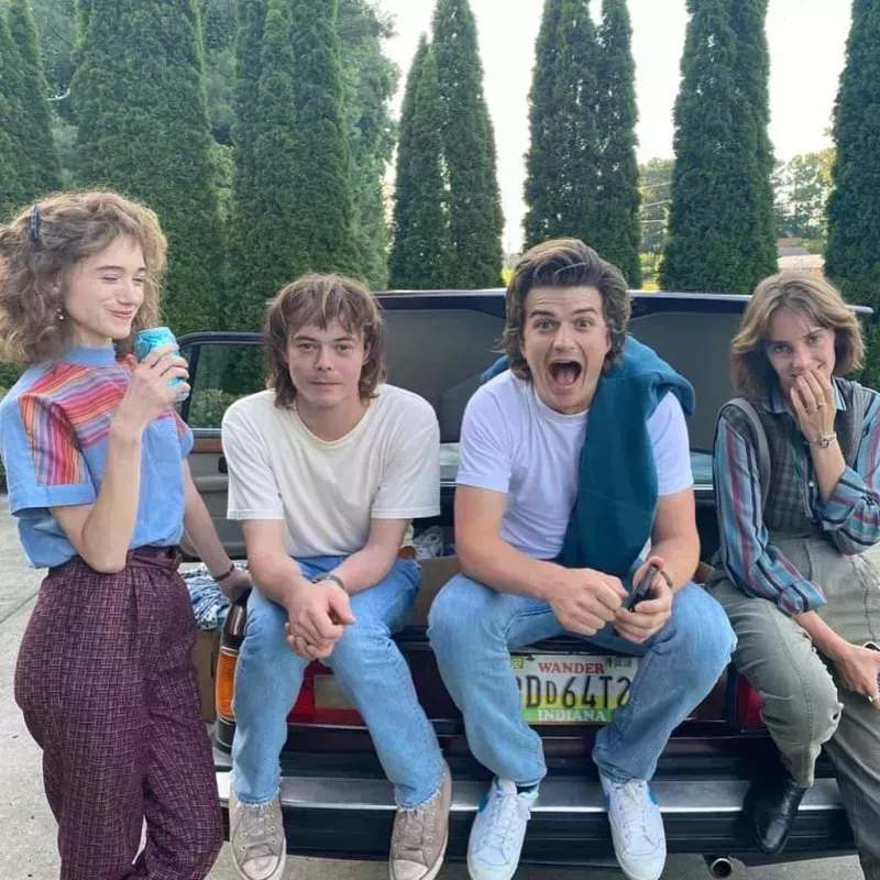 ¡El reparto de 'Stranger Things' está muy unido! Mira las fotos entre bastidores aquí