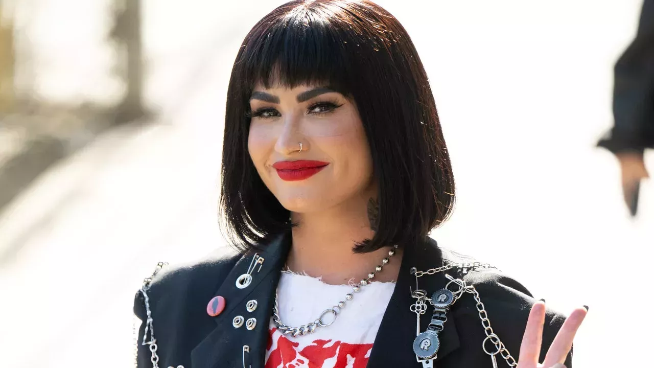 El triplete de Punk Rock de Demi Lovato 'sirve para servir a Hellfire Club Vibes