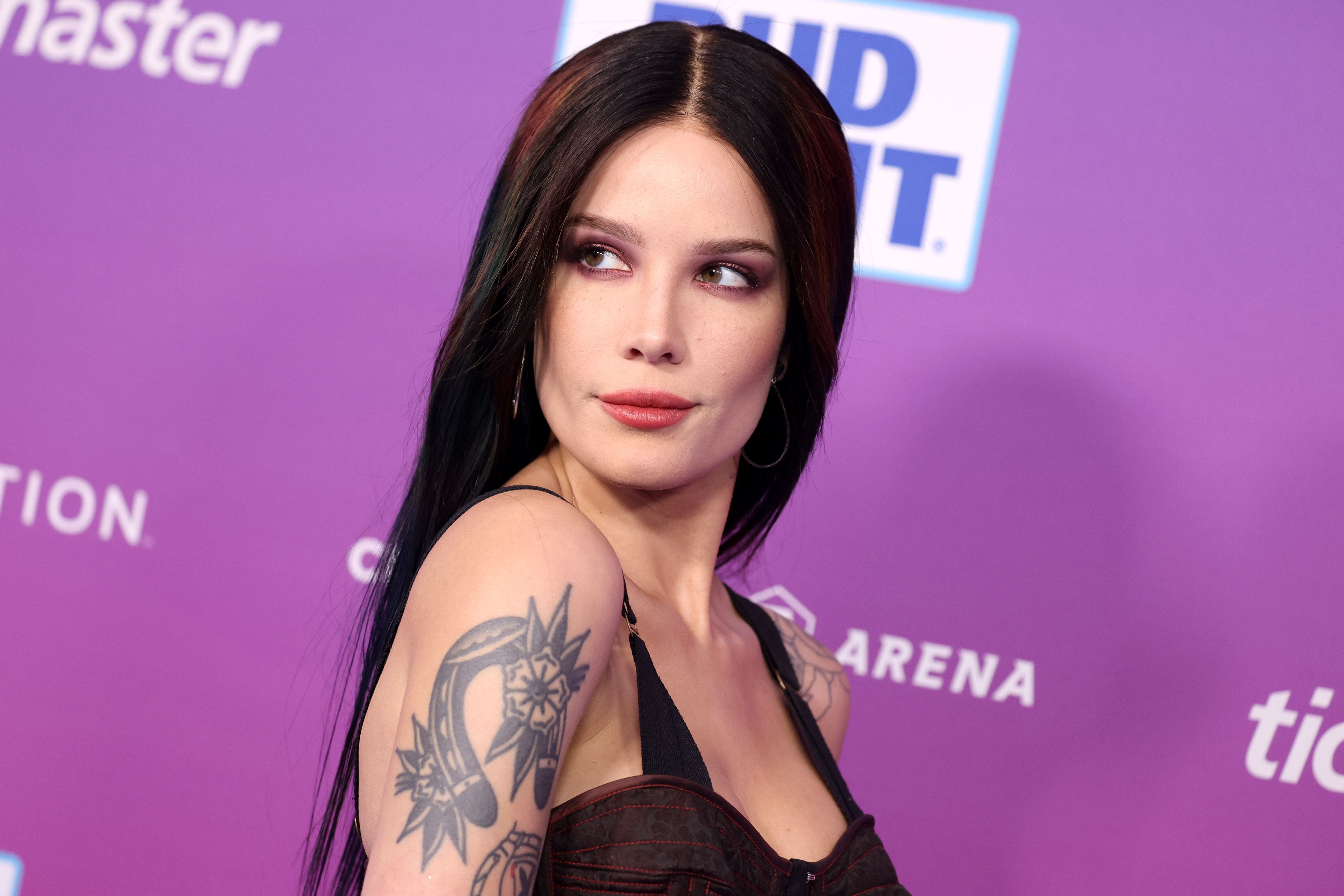 Halsey escribe un apasionado ensayo sobre el derecho al aborto y dice que el procedimiento les salvó la vida tras múltiples abortos