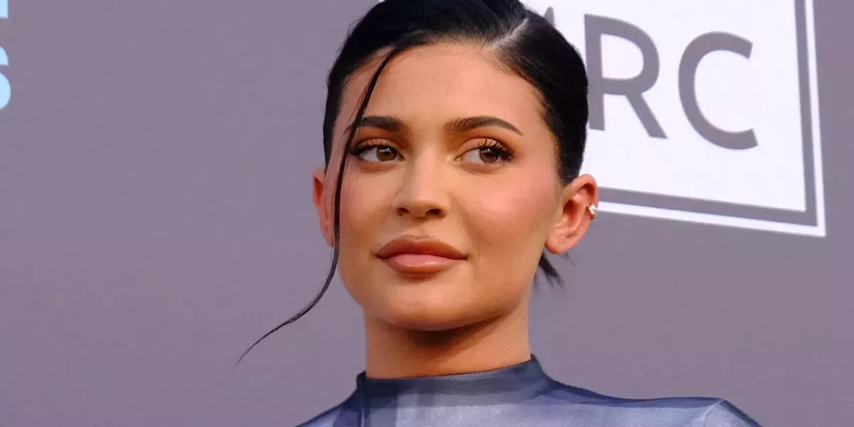 Kylie Jenner llamó a la gente 'que miente para llamar la atención' después de que un TikToker afirmara que escuchó a su hijo llorar cuando entregaba comida en su casa