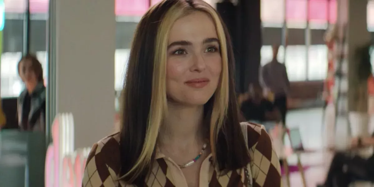 La estrella de 'Not Okay' Zoey Deutch habla de ser estafada por gente cancelada, de cantar 'Complicated' de Avril Lavigne y de cómo la película satírica la hizo 