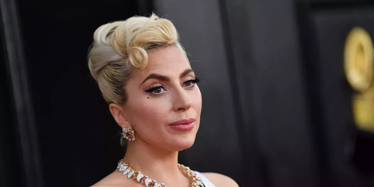 La policía sacó de la cárcel por accidente al hombre que disparó al paseador de perros de Lady Gaga, y está 'armado y es peligroso'