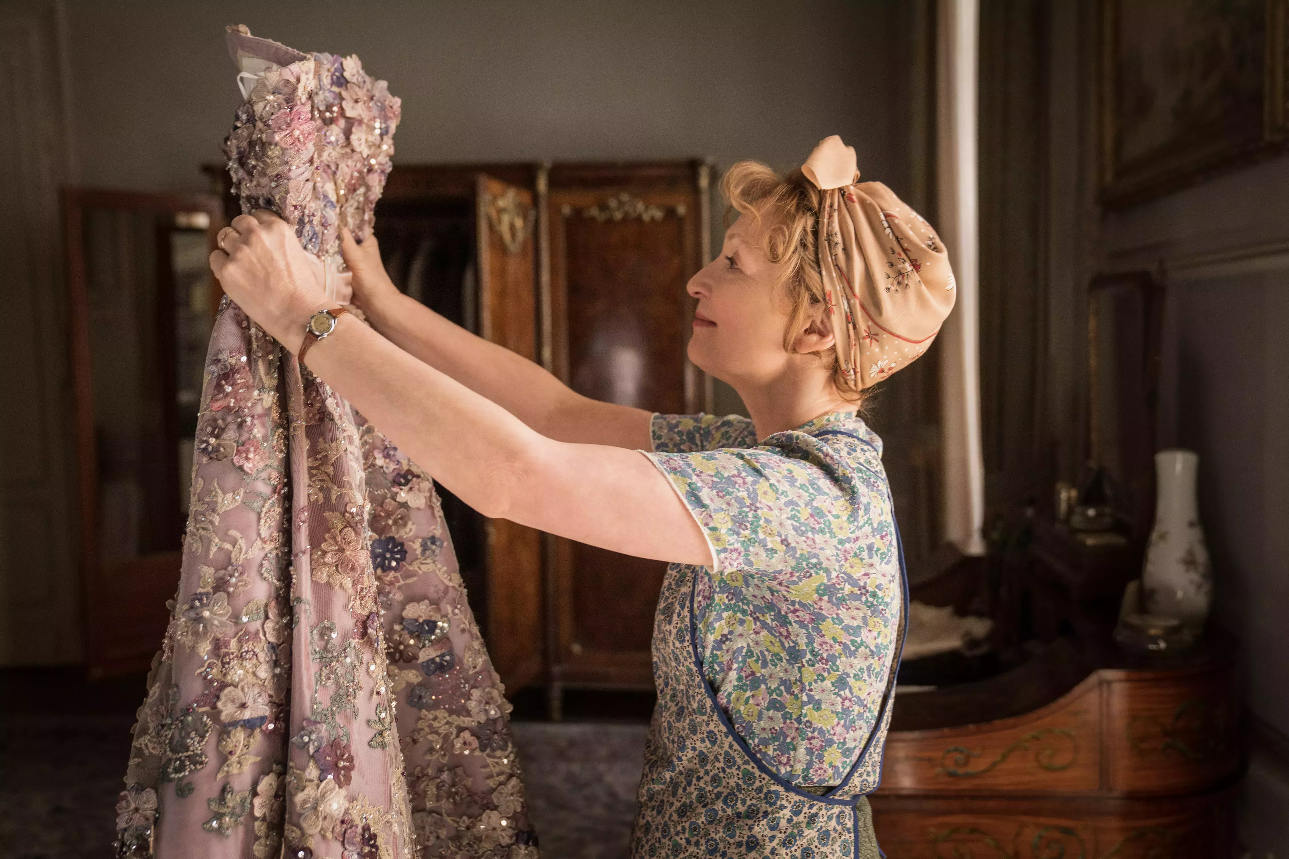 Lesley Manville, protagonista de 'Mrs. Harris Goes to Paris', habla de su papel en el mundo de la moda y de sus vestidos de Dior
