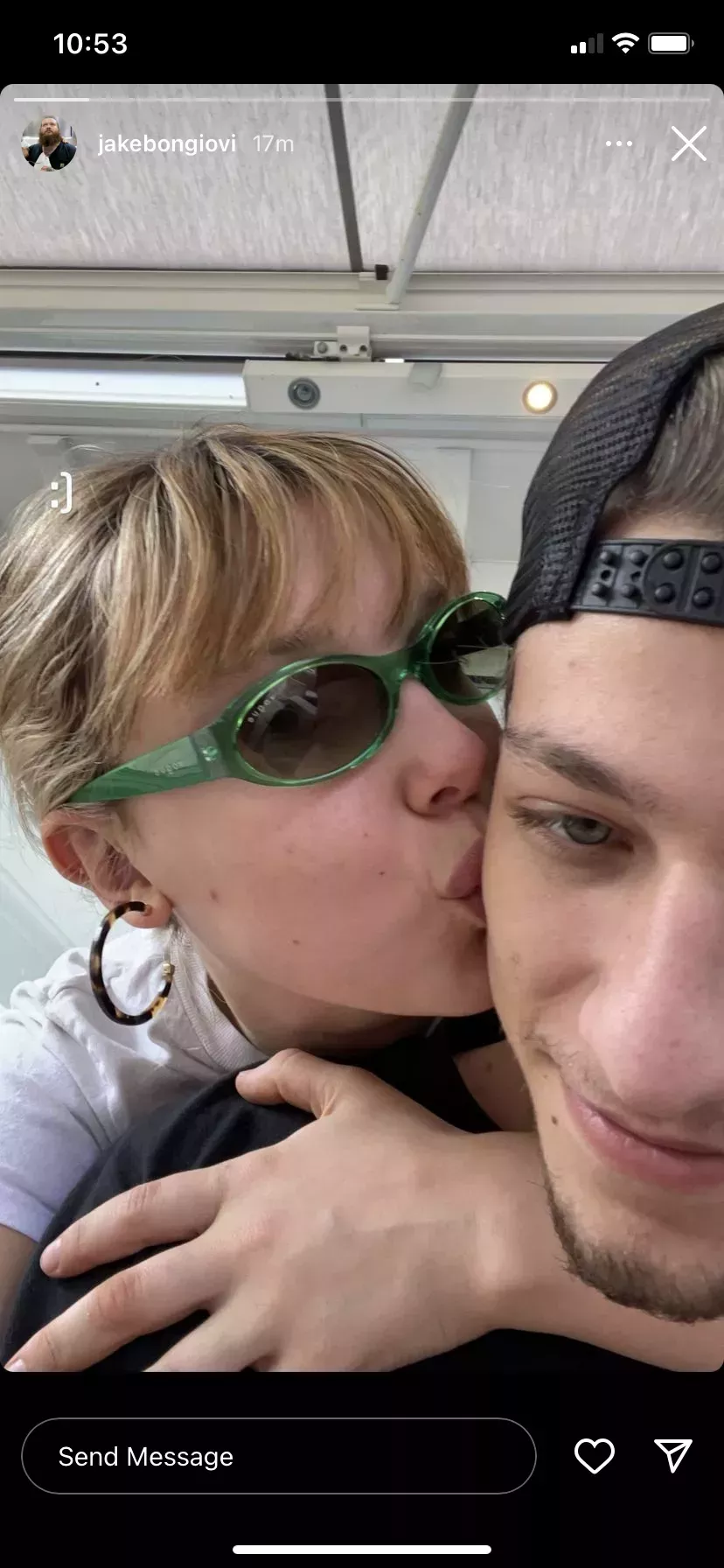 Millie Bobby Brown y Jake Bongiovi son vistos besándose en un barco en Italia