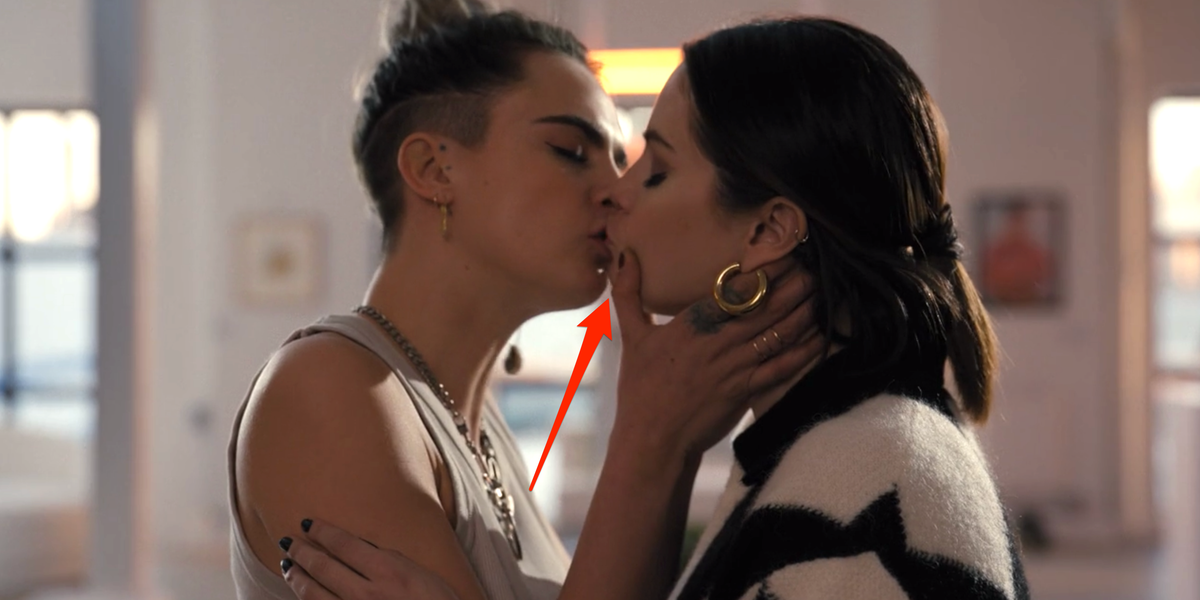Selena Gomez y Cara Delevingne se besan en la temporada 2 de 'Sólo los asesinatos en el edificio', pero algunos fans no aceptaron el momento