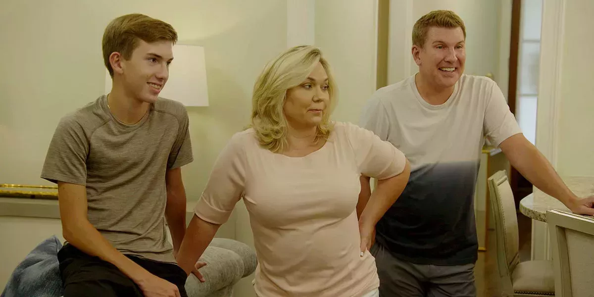 Todd y Julie Chrisley dicen que su hijo de 16 años tiene problemas con los comentarios en las redes sociales en medio de los problemas legales de sus padres