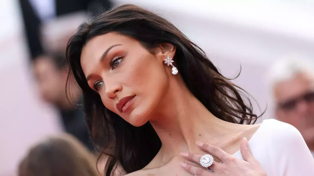 Bella Hadid llevó la tendencia del corsé a un nuevo extremo en Ámsterdam