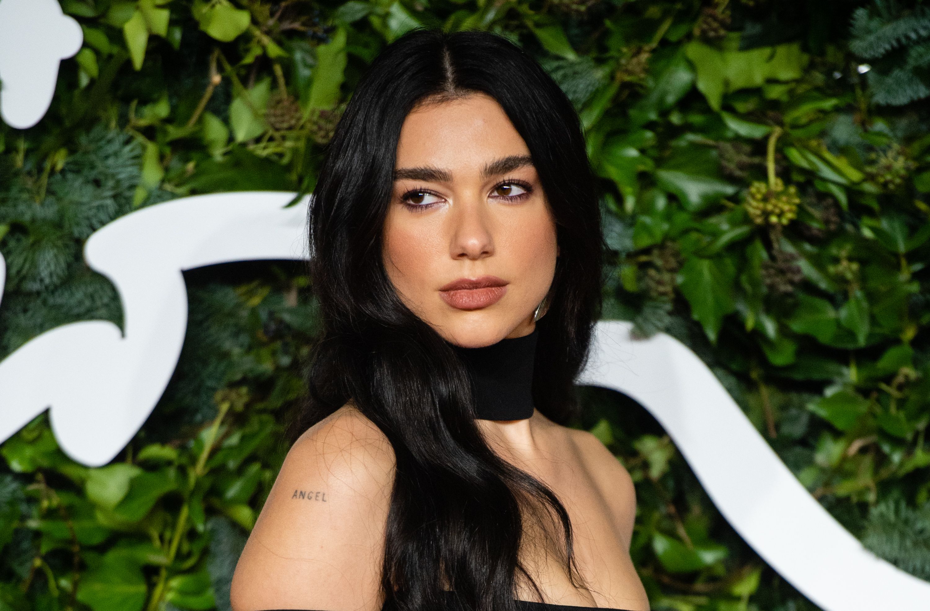  Dua Lipa acaba de sacar las hombreras de la forma más inesperada