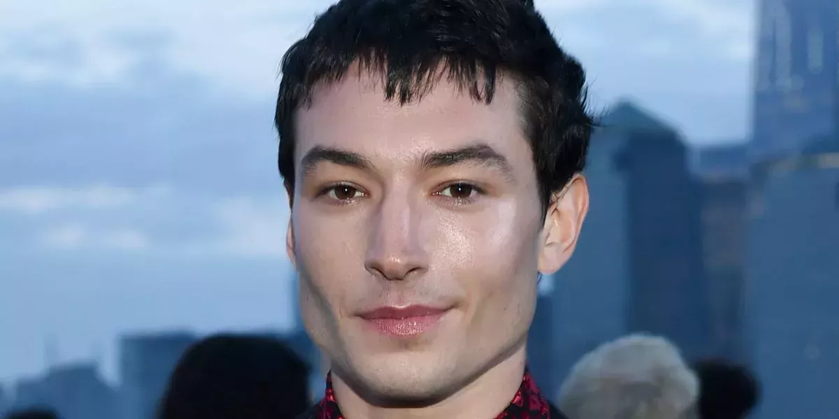 Ezra Miller dice que están buscando ayuda por 