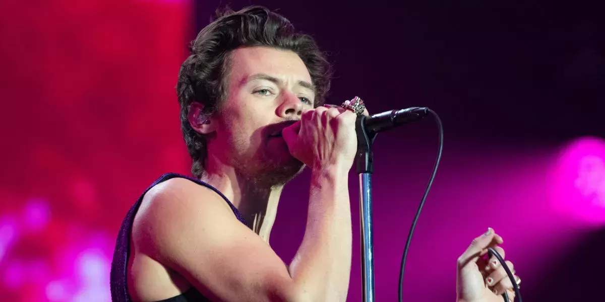 Harry Styles niega que sea calvo y dice que su productor está 'obsesionado' con el rumor