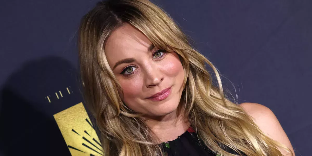 Kaley Cuoco dice que se le formó un 'sarpullido por estrés' que le dificultó caminar durante el rodaje de 'La azafata' en medio de su divorcio