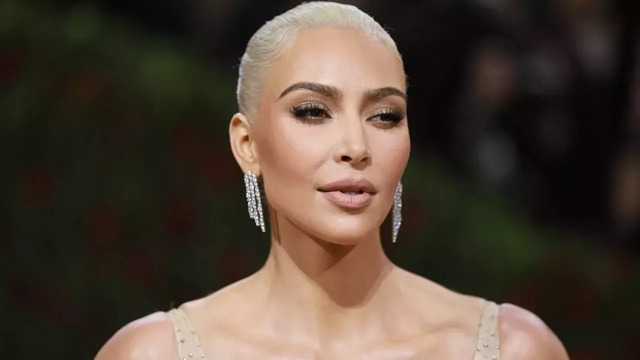 Kim Kardashian se puso un bikini de tiras y botas hasta los muslos para ir al gimnasio