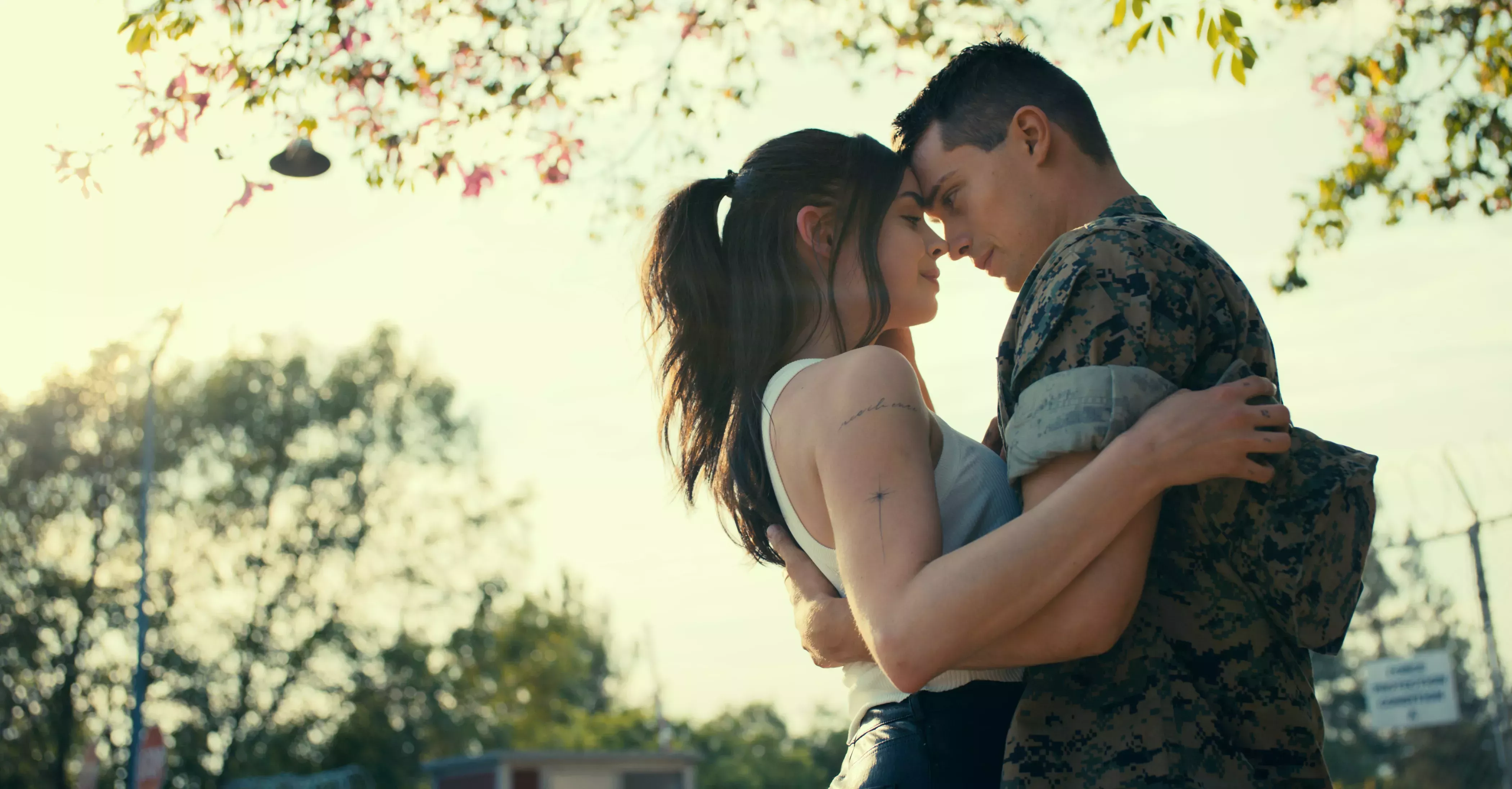 Las productoras de 'Purple Hearts' Sofia Carson y Elizabeth Allen Rosenbaum hablan de la posibilidad de una secuela y de cómo encontraron al protagonista masculino perfecto