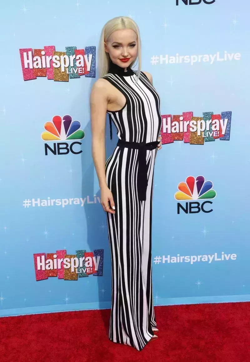 Los mejores looks de Dove Cameron en la alfombra roja, la evolución de la moda en fotos