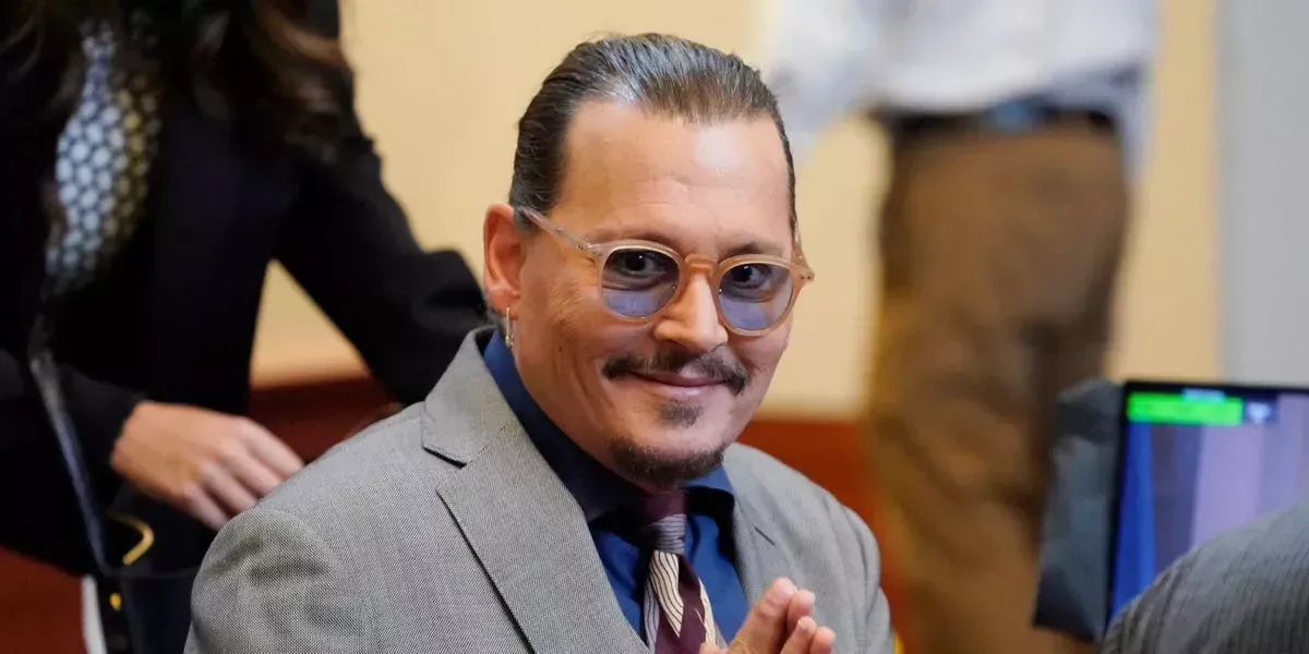 Un miembro del equipo legal de Johnny Depp fue elogiado por su alma mater. La CUNY acabó retirando la publicación tras recibir reacciones en línea.