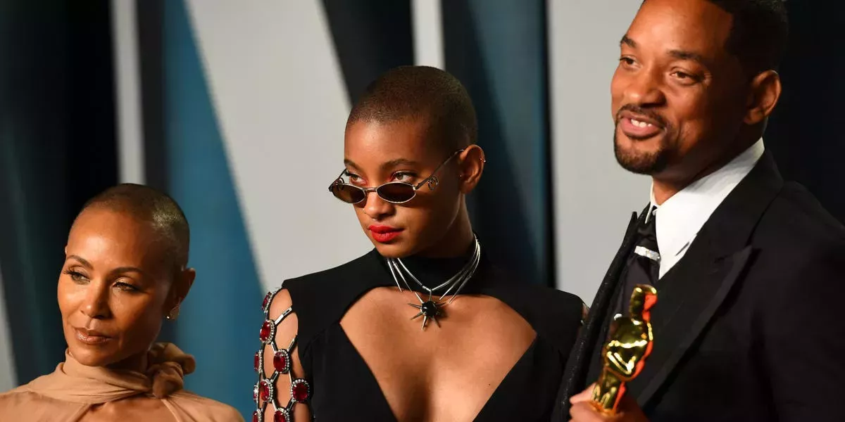 Willow Smith dice que no se sintió afectada por la bofetada de su padre Will Smith en los Oscars y acepta a su familia por 